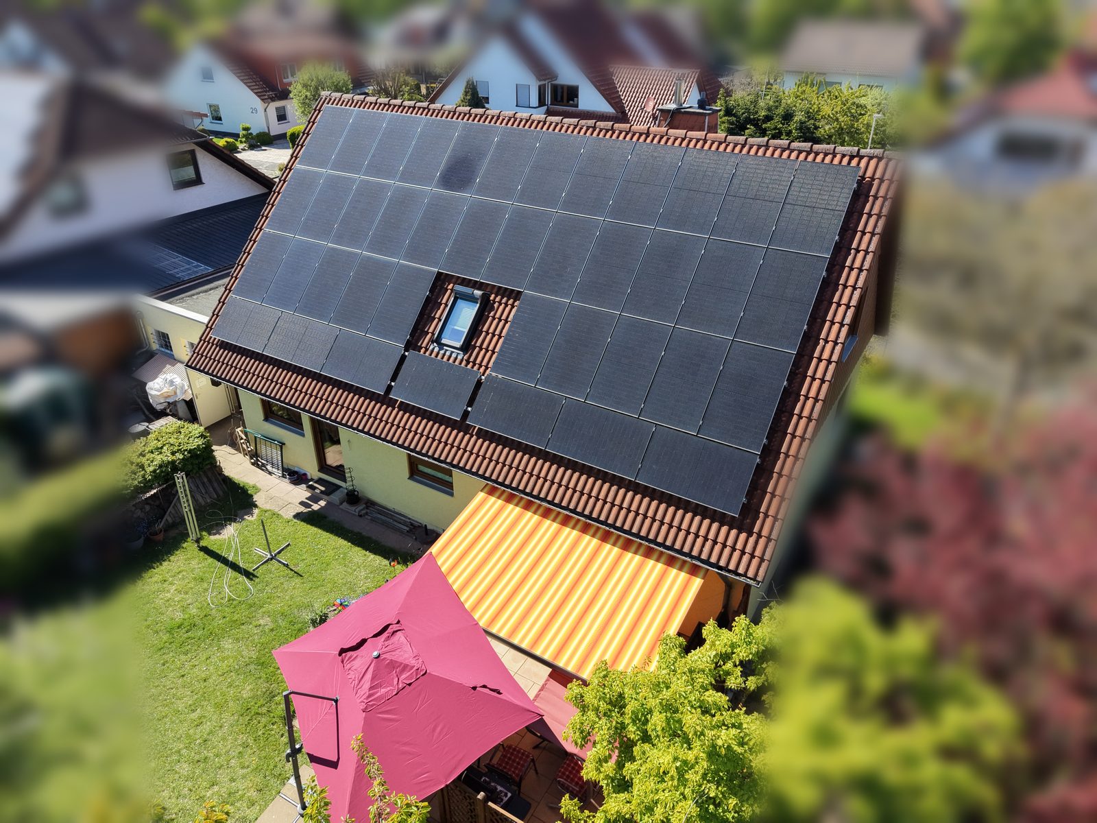 Drohnenaufnahme eines Einfamilienhauses mit Photovoltaikanlage
